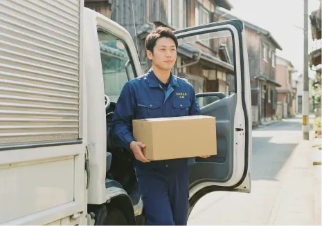 トラックから荷物を運ぶ新人